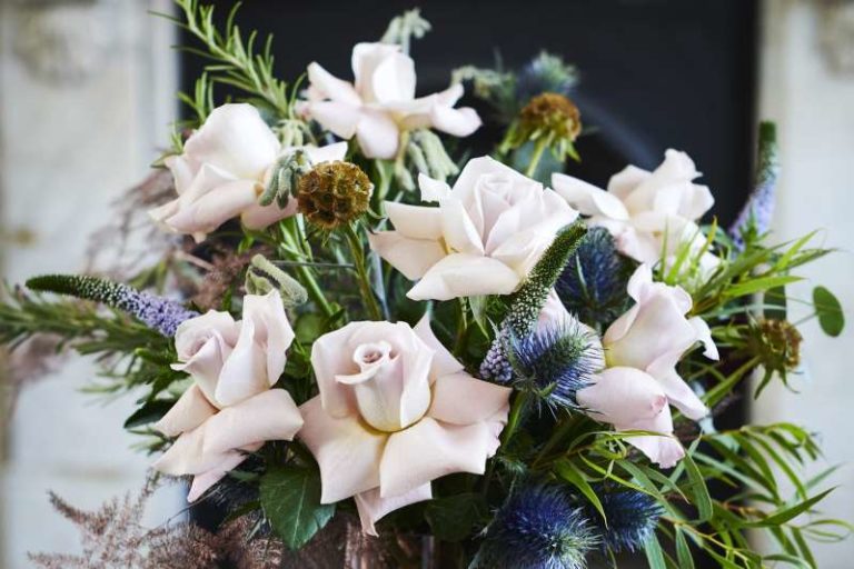 Read more about the article The biggest bridal flower trends for your winter wedding